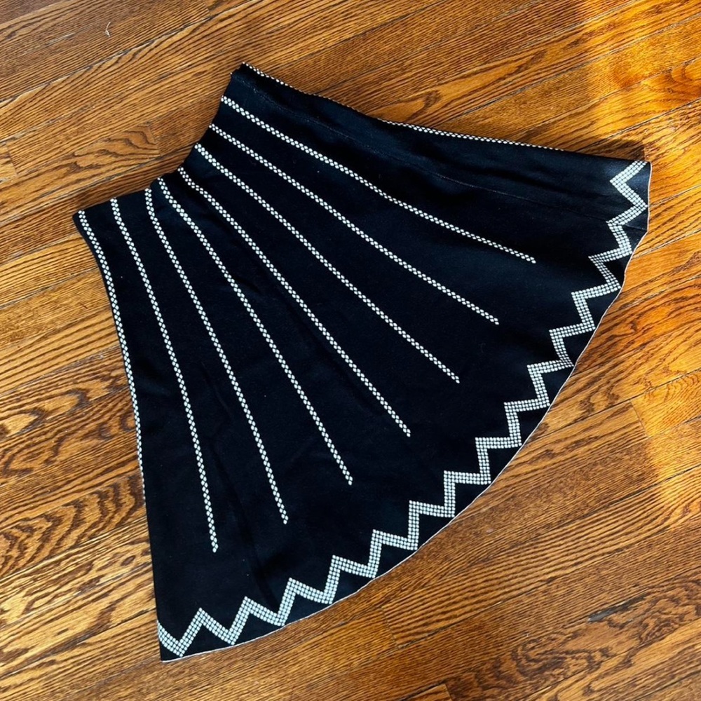 Elegant thick knit black skirt w white stitching